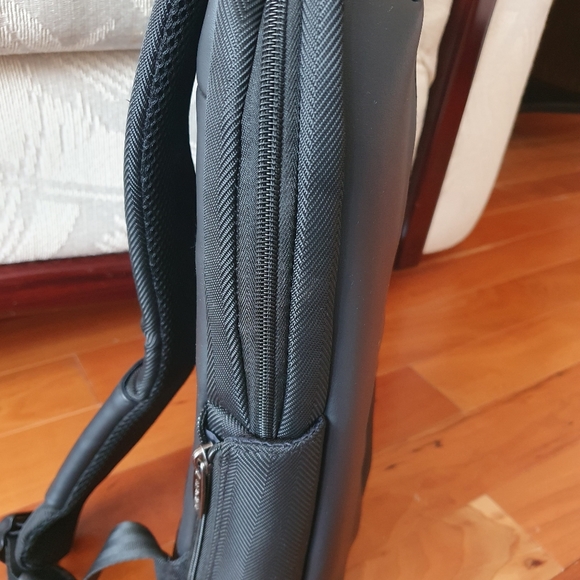 Slim and sleek backpack - Picture 7 of 10